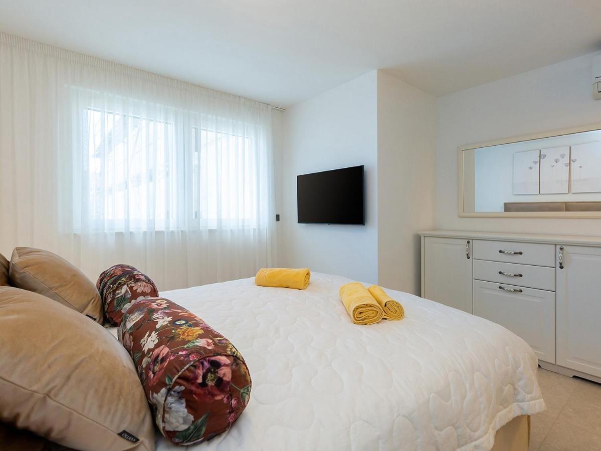 Residence Nar Porec Bagian luar foto
