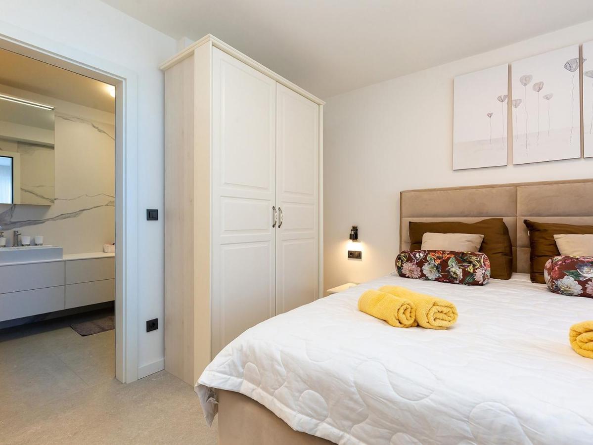 Residence Nar Porec Bagian luar foto